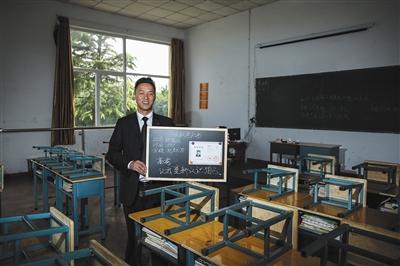 　張俊成，41歲，曾是北京大學(xué)的一名保安。1995年，通過(guò)成人高考，考上了北京大學(xué)法律系(專(zhuān)科)，被媒體稱(chēng)為“北大保安高考第一人”，現(xiàn)為長(zhǎng)治市一所中等職校的校長(zhǎng)
