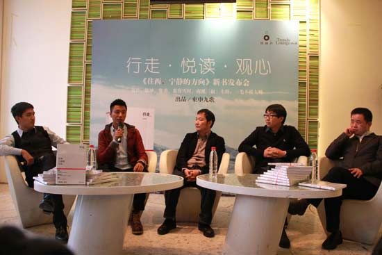 活動(dòng)現(xiàn)場(chǎng)（左起）一毛不拔大師、陳坤、費(fèi)勇、南派三叔、慕容雪村
