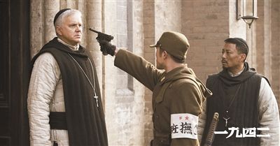 梅甘（左）、安西滿（右）與日本兵對(duì)峙的一幕。