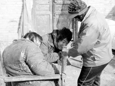 去年年初，武文英和雙胞胎腦癱兒子。圖片來源/《周口晚報(bào)》