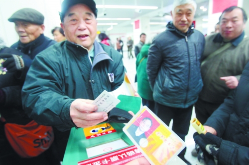 老人帶著多種證件想免費(fèi)乘車，工作人員稱沒接到通知拒絕。