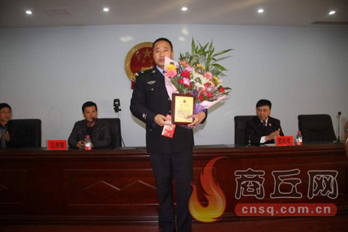 高兵雷是睢陽(yáng)區(qū)檢察院一位檢察干警，在去鄭州捐獻(xiàn)造血干細(xì)胞時(shí)，他所在的單位為他組織了熱烈的歡送儀式