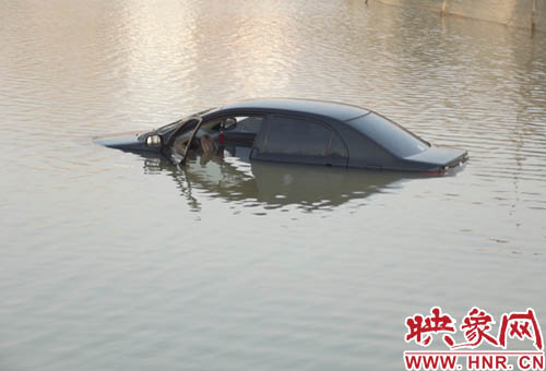 3月10日清晨，一輛黑色轎車掉入民權(quán)縣東沙河中