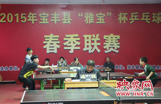 2月22日，河南省寶豐縣兩名乒乓球參賽選手在比賽中激烈角逐。