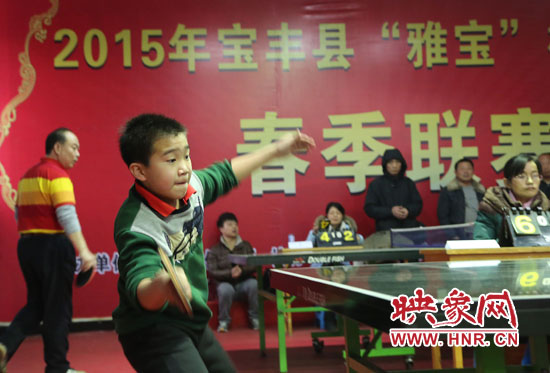 2月22日，乒乓球參賽選手在河南省寶豐陽光青少年俱樂部迎新春乒乓球春季聯(lián)賽，選手在比賽中激烈角逐。