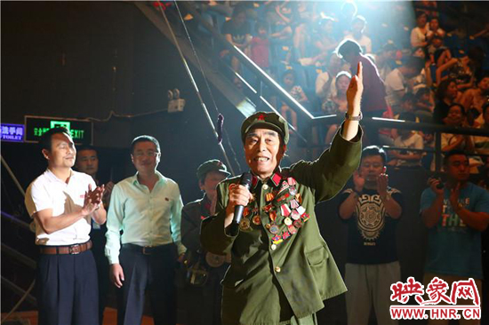 胡國(guó)全高唱《志愿軍戰(zhàn)歌》，朝鮮國(guó)立雜技團(tuán)團(tuán)長(zhǎng)拍手致敬