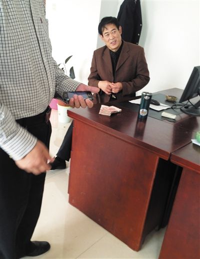 10月29日，獻(xiàn)縣國稅局稽查局辦公室內(nèi)，一名企業(yè)主交了兩萬元現(xiàn)金在桌上。新京報記者 孟祥超 攝