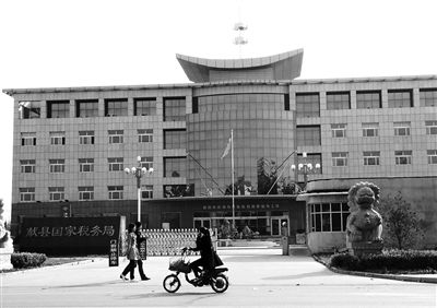 10月29日，河北滄州市獻(xiàn)縣國稅局。10月底，一些企業(yè)主被叫到國稅局談“交稅”問題。新京報記者 孟祥超 攝