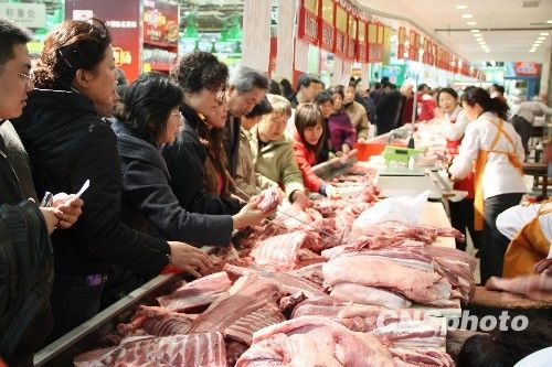 資料圖。1月份CPI等經(jīng)濟數(shù)據(jù)將于今天發(fā)布。多家機構(gòu)預(yù)計，受春節(jié)“錯位”因素及豬肉價格回落影響，1月CPI同比漲幅在1.8%左右。從各機構(gòu)發(fā)布的報告來看，從2月開始，CPI或?qū)⑦M入新一輪上行周期。