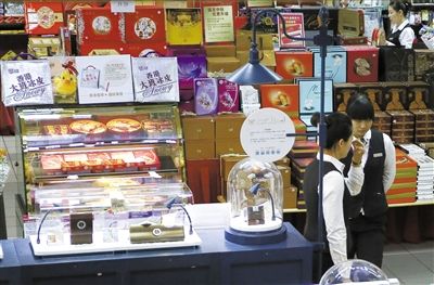 昨日，北京賽特購物中心，擺放出售的月餅禮盒，上千元的品種僅5種。新京報記者 王叔坤 攝