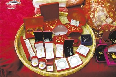 10月1日，王小姐在廣東汕頭舉行婚禮，她的彩禮包括3個玉鐲、多個金戒指及一張銀行卡。新京報記者 吳振