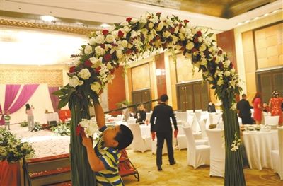 10月5日，北京萬達索菲特酒店，婚宴剛剛結(jié)束。新人介紹，一場婚宴花掉父母20萬元。新京報記者 尹亞飛