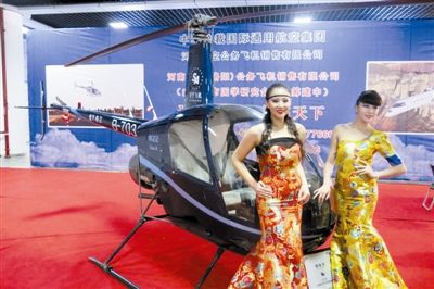 美女固然誘人，但更誘人的恐怕還是直升機(jī)