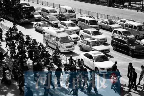 紫荊山路與商城路交叉口，見(jiàn)無(wú)車讓行，一輛救護(hù)車只好選擇右轉(zhuǎn)車道直行 記者 邱曉峰/攝