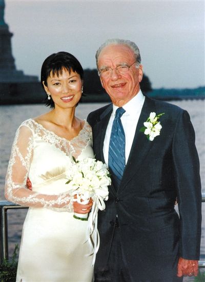 1999年6月，68歲的默多克與30歲的鄧文迪結(jié)婚。