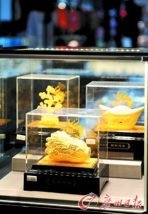 黃金產(chǎn)品持續(xù)熱賣。記者王燕 攝