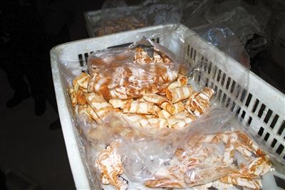 原料加工成“牛肉”產(chǎn)品批發(fā)價(jià)20多元一斤，加工成“羊肉卷”批發(fā)價(jià)為10元一斤。