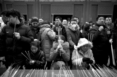 雍和宮，市民在燒香祈福