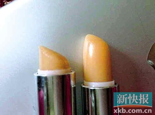■蘇小姐將其在專柜和聚美優(yōu)品購買的伊麗莎白雅頓唇膏對比，產品包裝和唇膏顏色明顯不同。