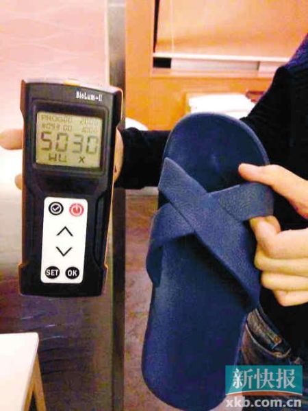 ■記者測(cè)試的嶺南佳園酒店膠拖鞋細(xì)菌總數(shù)高達(dá)5030RLUs。