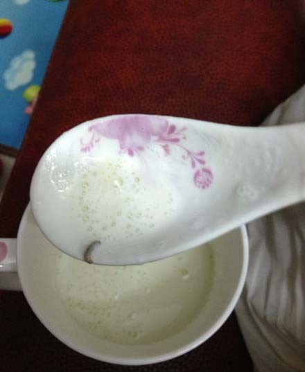 消費者在美贊臣奶粉中吃出蟲子。