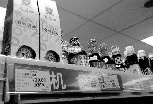 永旺超市里，兒童醬油價格不菲且品種繁多，但買的顧客較少。信息時報記者 郭柯堂 攝