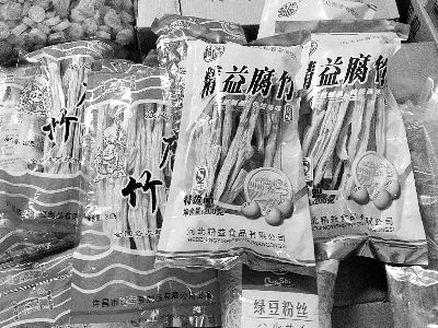內(nèi)黃腐竹含吊白塊被曝光后，市場(chǎng)上內(nèi)黃產(chǎn)腐竹難覓蹤跡。攤主所售產(chǎn)品大多出自河南許昌和河北保定