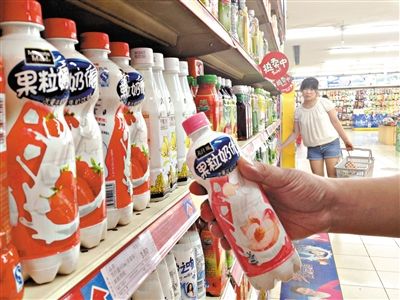 昨日，勁松京客隆超市貨架上，可口可樂果粒奶優(yōu)仍在售。可口可樂公司昨日發(fā)表聲明稱，已使用25公斤可能受到肉毒桿菌污染的乳粉，用于生產(chǎn)個別批次的美汁源果粒奶優(yōu)。新京報記者 韓萌 攝