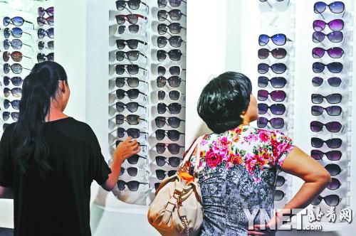 進入暑期之后，眼鏡市場迎來了學生的換鏡高峰