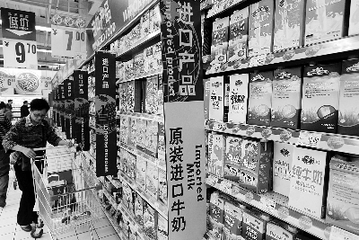在通州某超市，進(jìn)口奶粉、純牛奶打出“原裝進(jìn)口”的招牌吸引消費(fèi)者購(gòu)買(mǎi) 攝/法制晚報(bào)記者 黑克