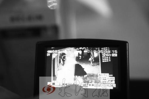 人民路上的這家商店,夜間疑被一男子隔著門縫用長竿偷走一臺蘋果ipad air。