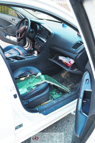 車玻璃被砸碎，車內(nèi)被翻動。
