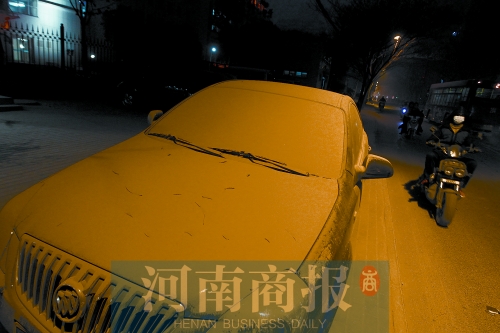拆遷現(xiàn)場(chǎng)，途經(jīng)的汽車遭了殃，落了厚厚一層灰