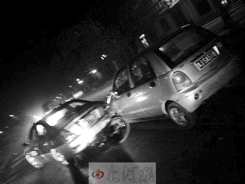 撞上出租車QQ才停下，兩車間還夾著一輛自行車。