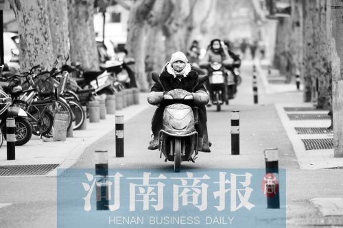 金水路防疫路附近，路樁間距很小，電動車經(jīng)過時要很小心才能避開