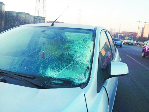 肇事轎車前擋風(fēng)玻璃上，留著清晰的撞擊痕跡。