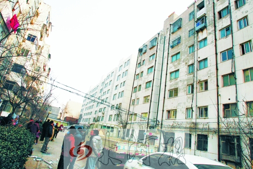 鄭州市瑞達(dá)路啟明村小區(qū)一戶居民家中（紅圈標(biāo)示處），天然氣發(fā)生爆炸。