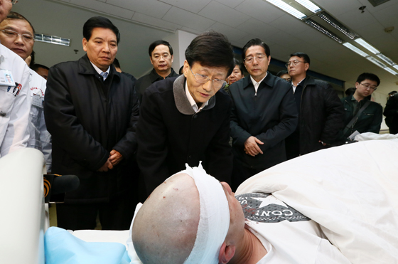 中共中央政治局委員、中央政法委書(shū)記孟建柱率工作組2日晨5時(shí)30分抵達(dá)昆明。一下飛機(jī),孟建柱就立即趕往