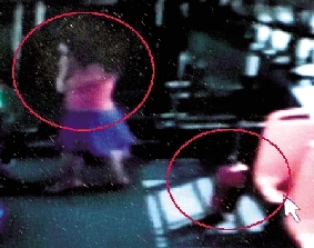 去年10月份的一天，一名女乘客打著電話下了車，包丟在了車上。(翻拍視頻)