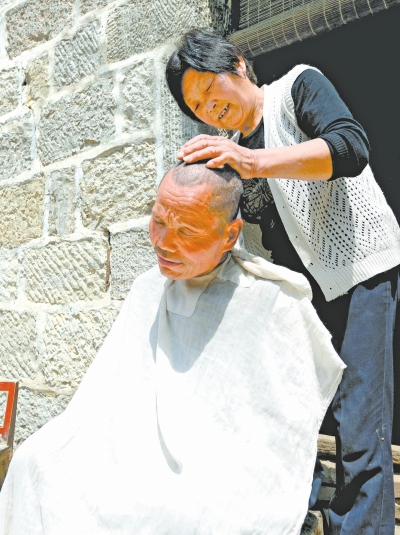 為了照顧兩個(gè)小叔，馬英專門學(xué)會(huì)了理發(fā)。