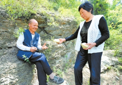 5月5日，馬英為上山放牛的劉五送干糧。