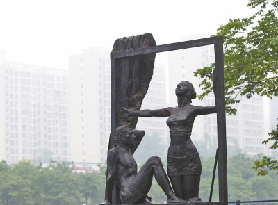 近日，省會(huì)霧霾，東風(fēng)渠旁的一組雕塑似乎在訴說(shuō)著鄭州人的期望——推開窗戶，盡情呼吸。