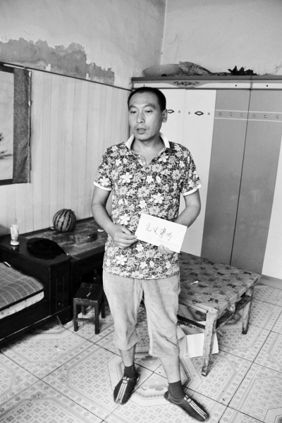 采建新拿的信封里，是南京警方送來的獎金。