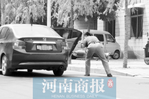 鄭州西區(qū)一氧氣廠門前，有人充氣后，將氧氣瓶裝上私家車運(yùn)走