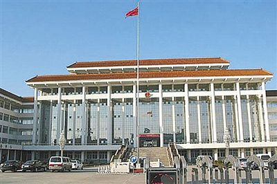 濮陽縣違規(guī)、超標(biāo)修建的縣委、縣政府辦公樓。新華社發(fā)發(fā)布