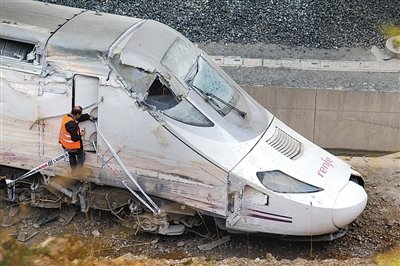快速列車的車頭沒有受到太大損壞。