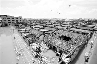 19日，廣東汕頭潮陽(yáng)區(qū)和平鎮(zhèn)出現(xiàn)水浸現(xiàn)象。連日來(lái)，廣東省汕頭市潮陽(yáng)區(qū)、潮南區(qū)普降暴雨。新華社發(fā)