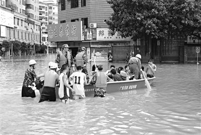 18日，廣東省清遠(yuǎn)市陽(yáng)山縣縣城,消防官兵合力推動(dòng)沖鋒舟，轉(zhuǎn)移被困學(xué)生。新華社發(fā)