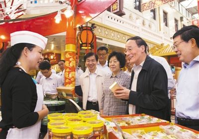 9月6日，王岐山在天津南市食品街調(diào)研，在月餅柜臺前，詢問中央關(guān)于中秋國慶嚴(yán)禁公款送禮的規(guī)定發(fā)布后的銷售情況。新華社記者 李學(xué)仁 攝