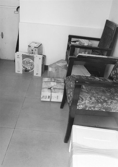 9月19日，東二環(huán)一小區(qū)的傳達室放著5、6箱禮品，小區(qū)保安稱，禮品量比以前過節(jié)時少。